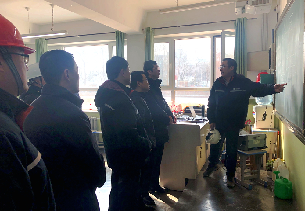 【紧急出击】公司第一时间对南大街塌陷区域开展电力抢修(图文)