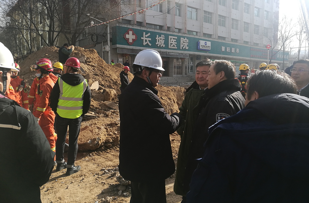 【紧急出击】公司第一时间对南大街塌陷区域开展电力抢修(图文)