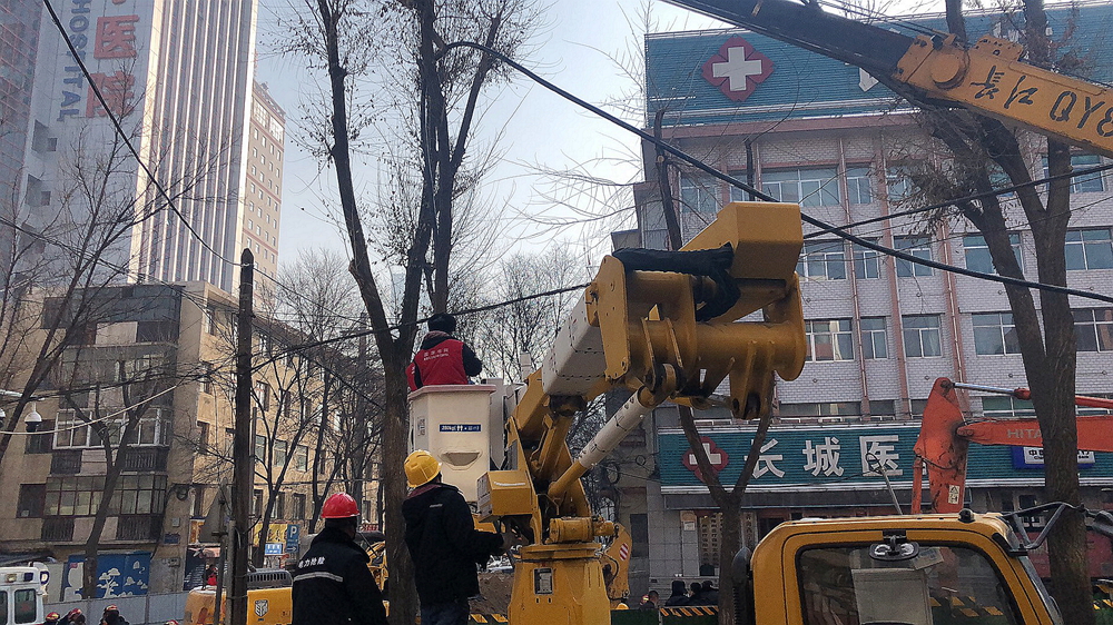 【紧急出击】公司第一时间对南大街塌陷区域开展电力抢修(图文)