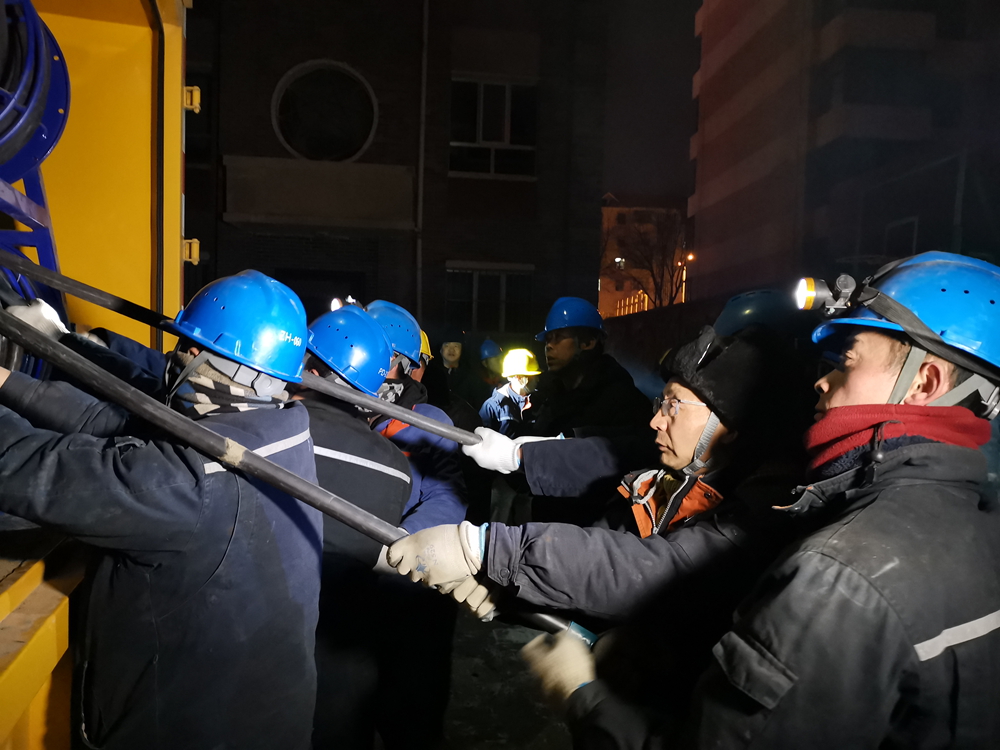 【紧急出击】公司第一时间对南大街塌陷区域开展电力抢修(图文)