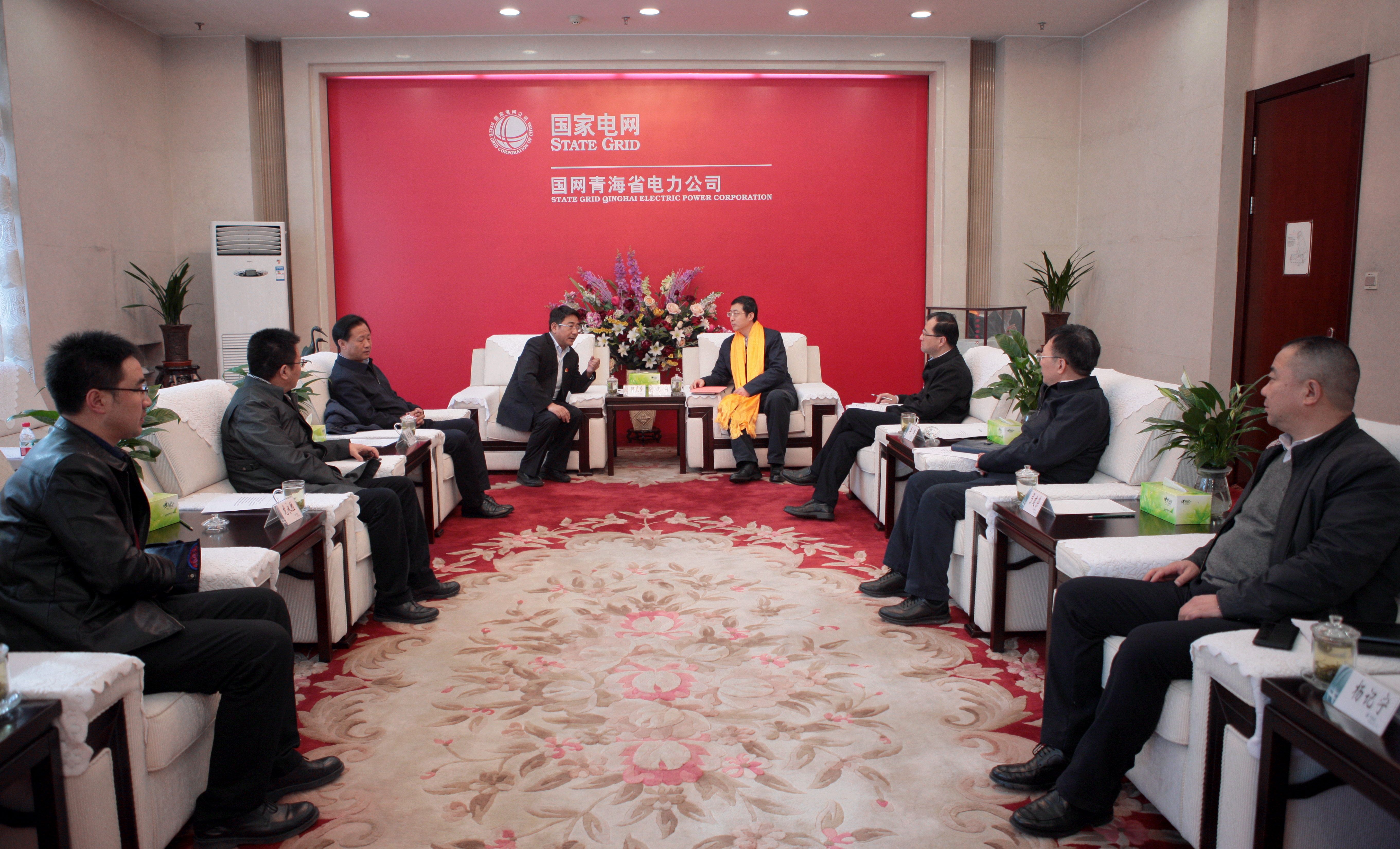 海北州长阿更登一行送来锦旗感谢公司扶贫工作(图文)