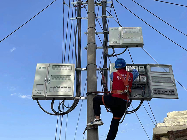 图说：国家电网青海电力三江源（海东民和）共产党员服务队队员正在进行通电测量作业。（李国威 摄）.jpg
